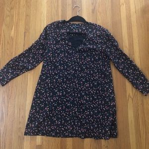 Madewell et Sezane black floral dress.